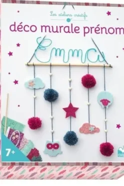 Déco murale prénom. Avec 6 pelotes, du fil d'aluminium, 2 coupons pailletés, de la feutrine, 2 cercles pour réaliser des pompons, 10 perles en bois, 1 tube de colle, 1 baguette en bois, La Fée Manuelle