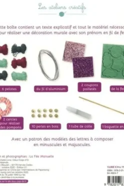 Déco murale prénom. Avec 6 pelotes, du fil d'aluminium, 2 coupons pailletés, de la feutrine, 2 cercles pour réaliser des pompons, 10 perles en bois, 1 tube de colle, 1 baguette en bois, La Fée Manuelle