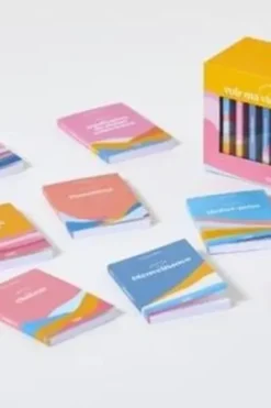 La petite bibliothèque pour voir ma vie en mieux. Avec Le lâcher-prise ; La méditation de pleine conscience ; La bienveillance ; Les synchronicités ; L'intuition ; La loi de l'attraction ; Les chakras ; Le féminin sacré, Emilie Pernet