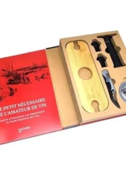 Le petit nécessaire de l'amateur de vin. Avec 1 tire-bouchon sommelier ; 1 pompe à vide et 2 bouchons ; 2 stop-gouttes ; 1 porte-verres et bouteille en bois ; 1 carnet d'initiation à la dégustation, Hachette