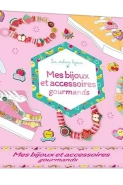 Mes bijoux et accessoires gourmands. Avec un fil transparent, un mousqueton rose, des fermoirs, des perles fleurs, Heishi, fruits, lettres et des décos de lacets, Laetitia Lazerges