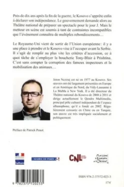 Vol au-dessus du théâtre du Kosovo. Une pièce de théâtre avec quatre acteurs, avec quelques cochons, vaches, chevaux, avec un premier ministre, une vache Milka, des inspecteurs locaux et internationaux, Jeton Neziraj
